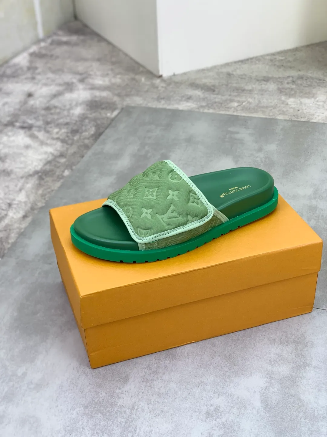 Men's shoes 💰P320 💰[New style]🆘 Original quality [LOUIS VUITTON] The popular Louis Vuitton LV men's slippers on the official website are on sale simultaneously! Original fabric imported from Italy, original factory special supply, code number: 38-44 (45 customized), many colors available